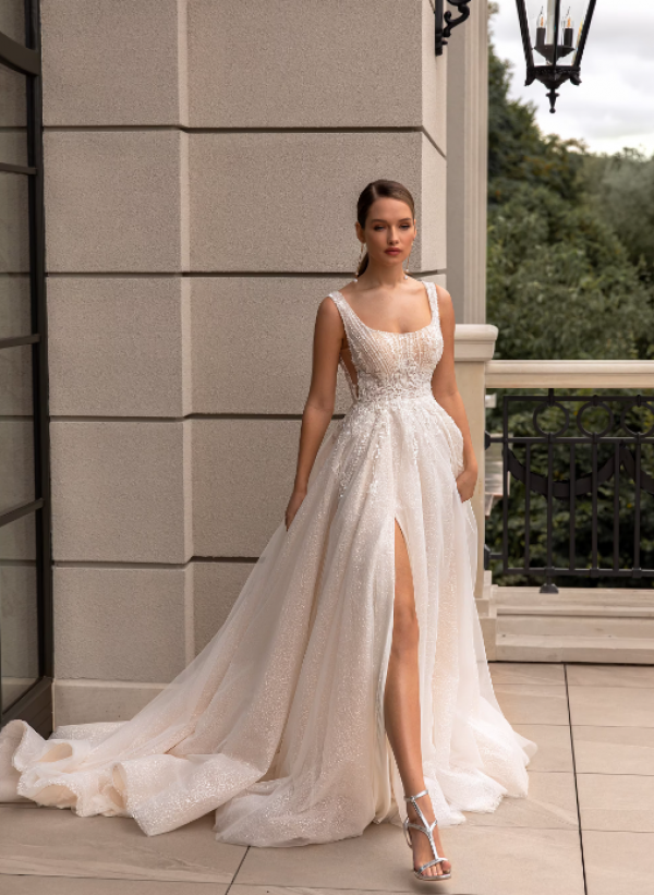 Gaun berpotongan tinggi di depan dengan riasan tulle yang lembut